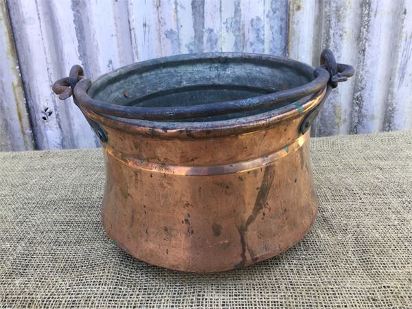 Copper pot with iron handle